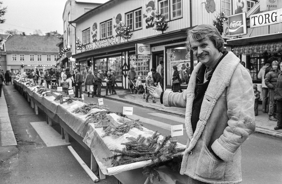 60 m lang julekake og julegateårning i Drøbak. Julenissedamene serverer grøt. Willy Johansen, Julehuset i Drøbak.