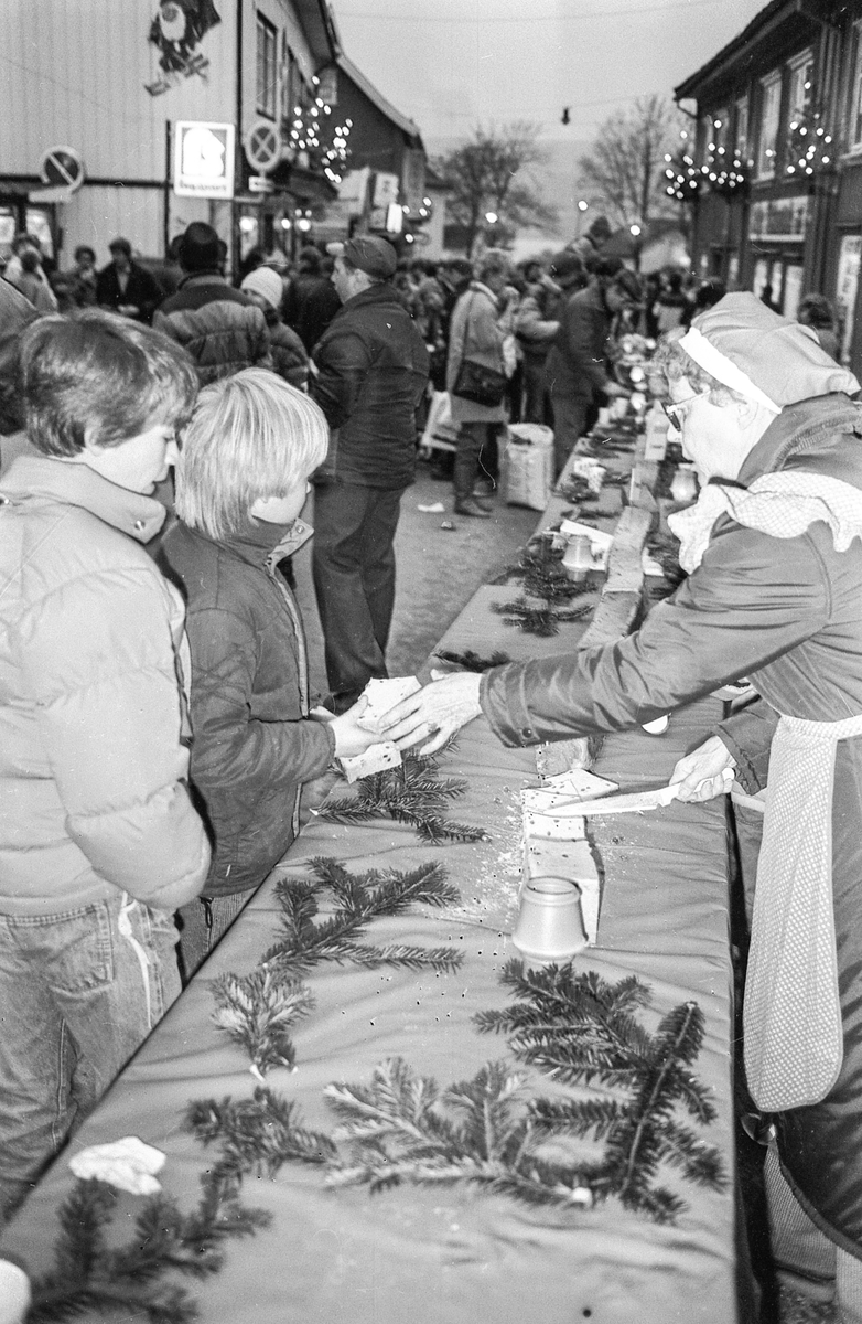 60 m lang julekake og julegateårning i Drøbak. Julenissedamene serverer grøt. Willy Johansen, Julehuset i Drøbak.