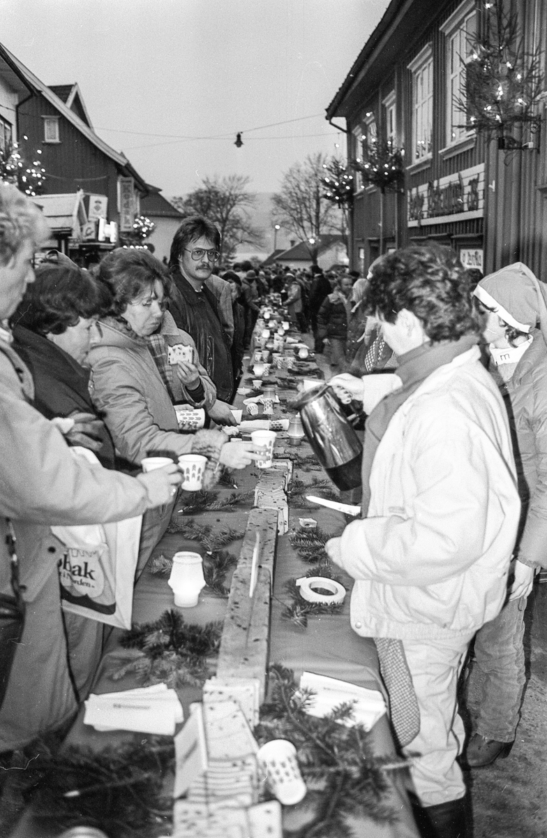 60 m lang julekake og julegateårning i Drøbak. Julenissedamene serverer grøt. Willy Johansen, Julehuset i Drøbak.