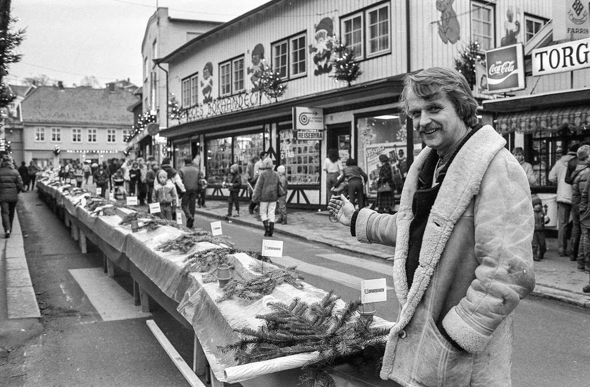 60 m lang julekake og julegateårning i Drøbak. Julenissedamene serverer grøt. Willy Johansen, Julehuset i Drøbak.