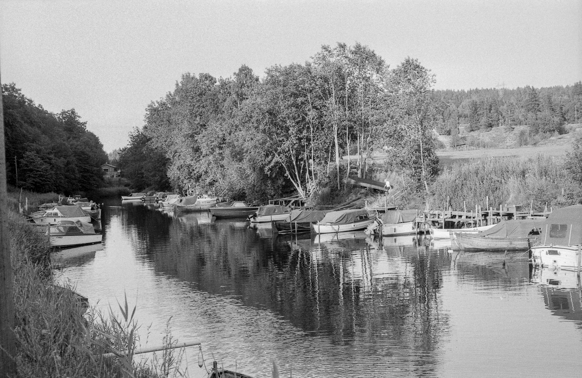 Divererse motiver fra Hølen. Skøyen kolonial. Hølenselva med småbåter og fine sommermotiver. Bro over Tegnebyholtet. Stasjonsmesteren eller postmesteren.
Fotograf: ØB Ukjent