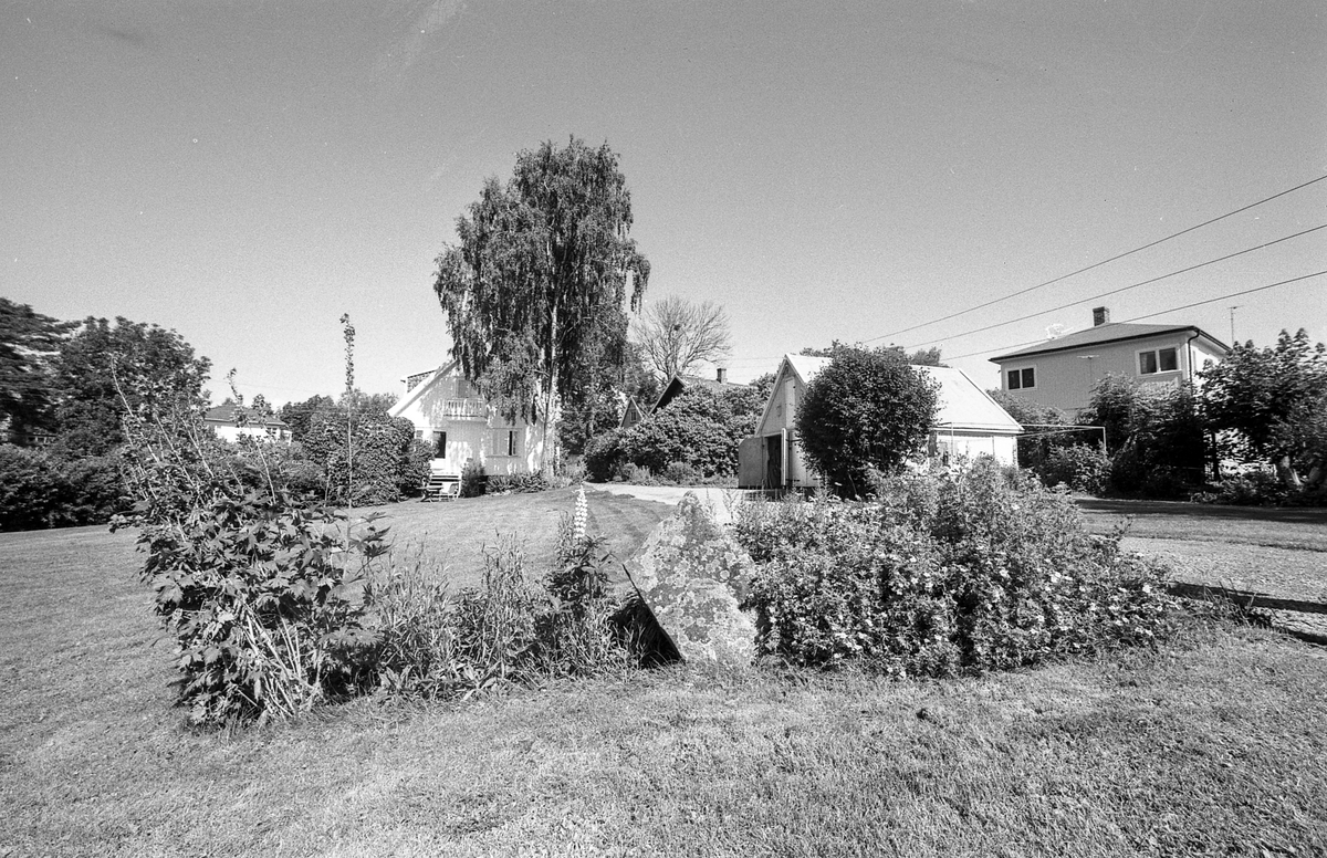 Divererse motiver fra Hølen. Skøyen kolonial. Hølenselva med småbåter og fine sommermotiver. Bro over Tegnebyholtet. Stasjonsmesteren eller postmesteren.
Fotograf: ØB Ukjent