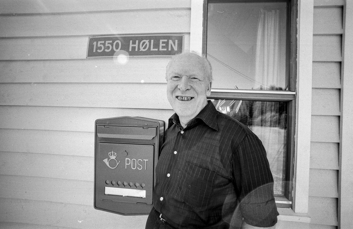 Divererse motiver fra Hølen. Skøyen kolonial. Hølenselva med småbåter og fine sommermotiver. Bro over Tegnebyholtet. Stasjonsmesteren eller postmesteren.
Fotograf: ØB Ukjent