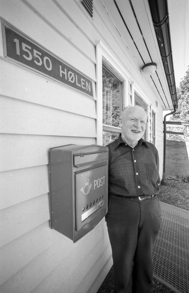 Divererse motiver fra Hølen. Skøyen kolonial. Hølenselva med småbåter og fine sommermotiver. Bro over Tegnebyholtet. Stasjonsmesteren eller postmesteren.
Fotograf: ØB Ukjent