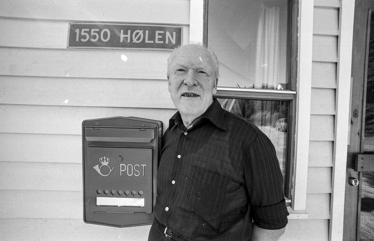 Divererse motiver fra Hølen. Skøyen kolonial. Hølenselva med småbåter og fine sommermotiver. Bro over Tegnebyholtet. Stasjonsmesteren eller postmesteren.
Fotograf: ØB Ukjent