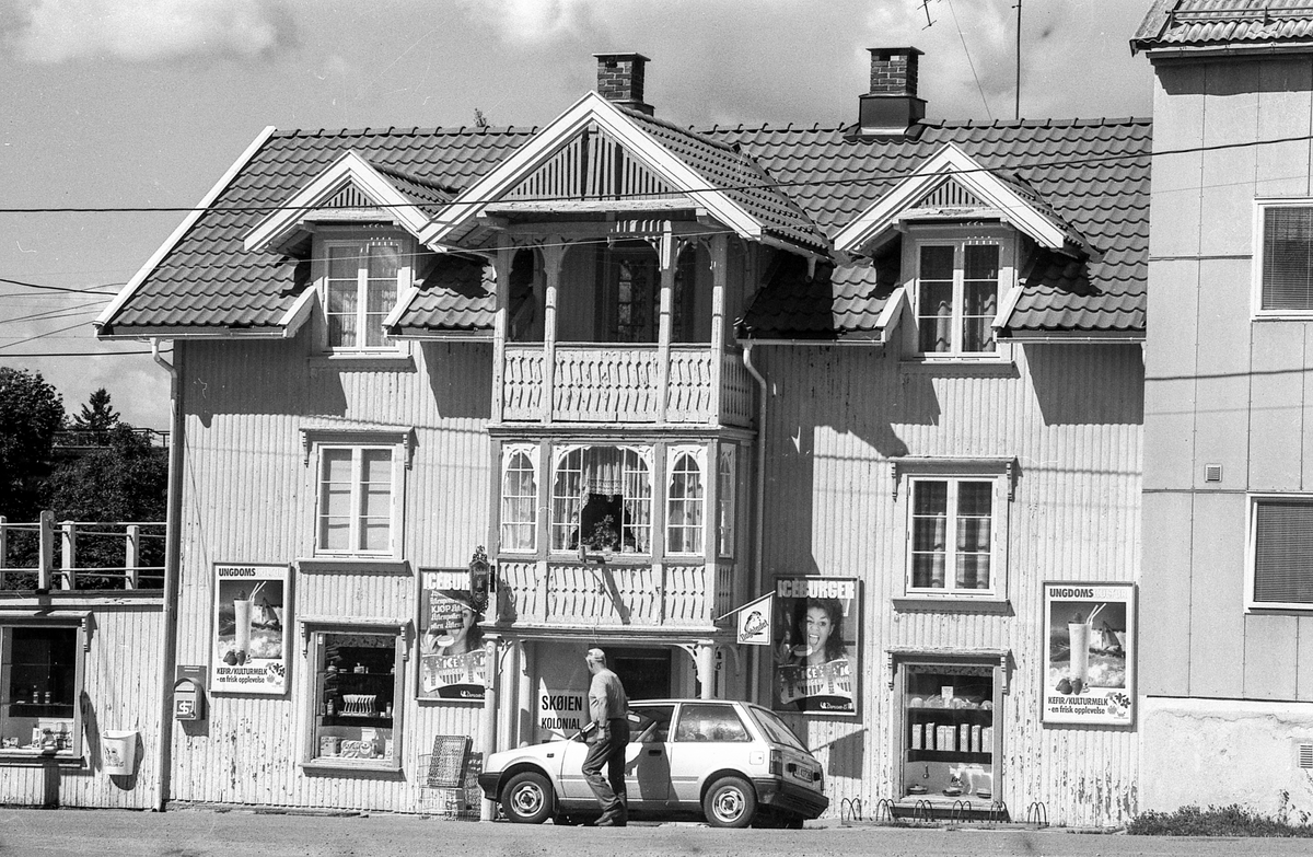 Divererse motiver fra Hølen. Skøyen kolonial. Hølenselva med småbåter og fine sommermotiver. Bro over Tegnebyholtet. Stasjonsmesteren eller postmesteren.
Fotograf: ØB Ukjent