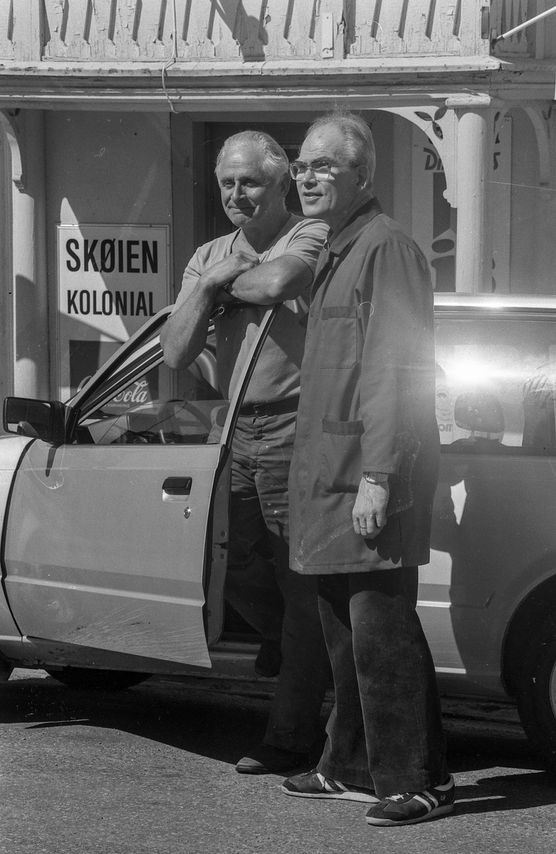 Divererse motiver fra Hølen. Skøyen kolonial. Hølenselva med småbåter og fine sommermotiver. Bro over Tegnebyholtet. Stasjonsmesteren eller postmesteren.
Fotograf: ØB Ukjent