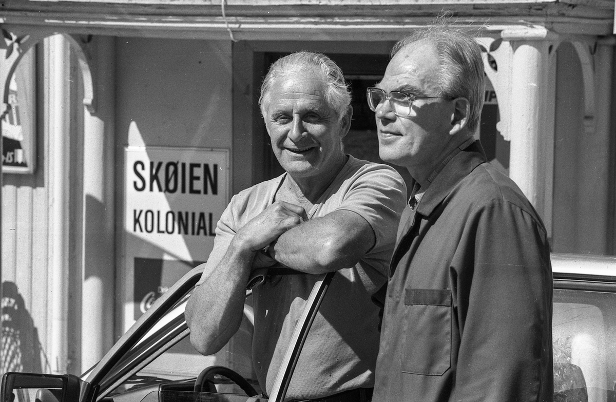 Divererse motiver fra Hølen. Skøyen kolonial. Hølenselva med småbåter og fine sommermotiver. Bro over Tegnebyholtet. Stasjonsmesteren eller postmesteren.
Fotograf: ØB Ukjent