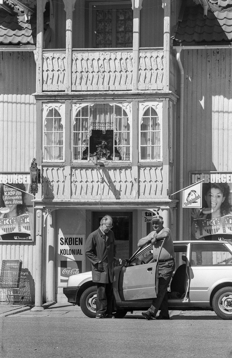 Divererse motiver fra Hølen. Skøyen kolonial. Hølenselva med småbåter og fine sommermotiver. Bro over Tegnebyholtet. Stasjonsmesteren eller postmesteren.
Fotograf: ØB Ukjent