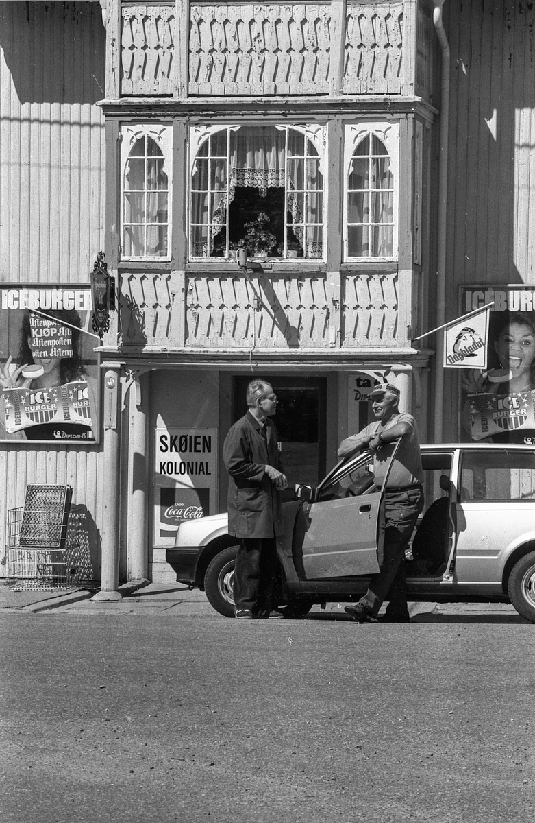 Divererse motiver fra Hølen. Skøyen kolonial. Hølenselva med småbåter og fine sommermotiver. Bro over Tegnebyholtet. Stasjonsmesteren eller postmesteren.
Fotograf: ØB Ukjent