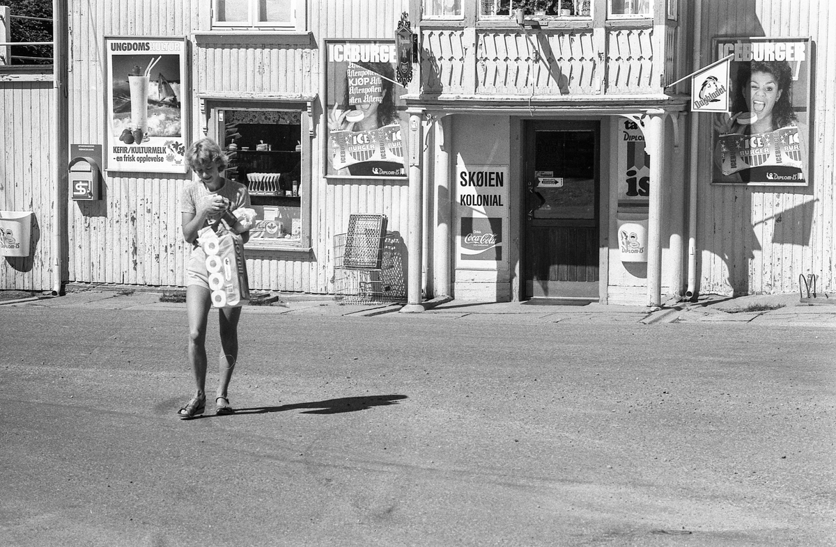 Divererse motiver fra Hølen. Skøyen kolonial. Hølenselva med småbåter og fine sommermotiver. Bro over Tegnebyholtet. Stasjonsmesteren eller postmesteren.
Fotograf: ØB Ukjent