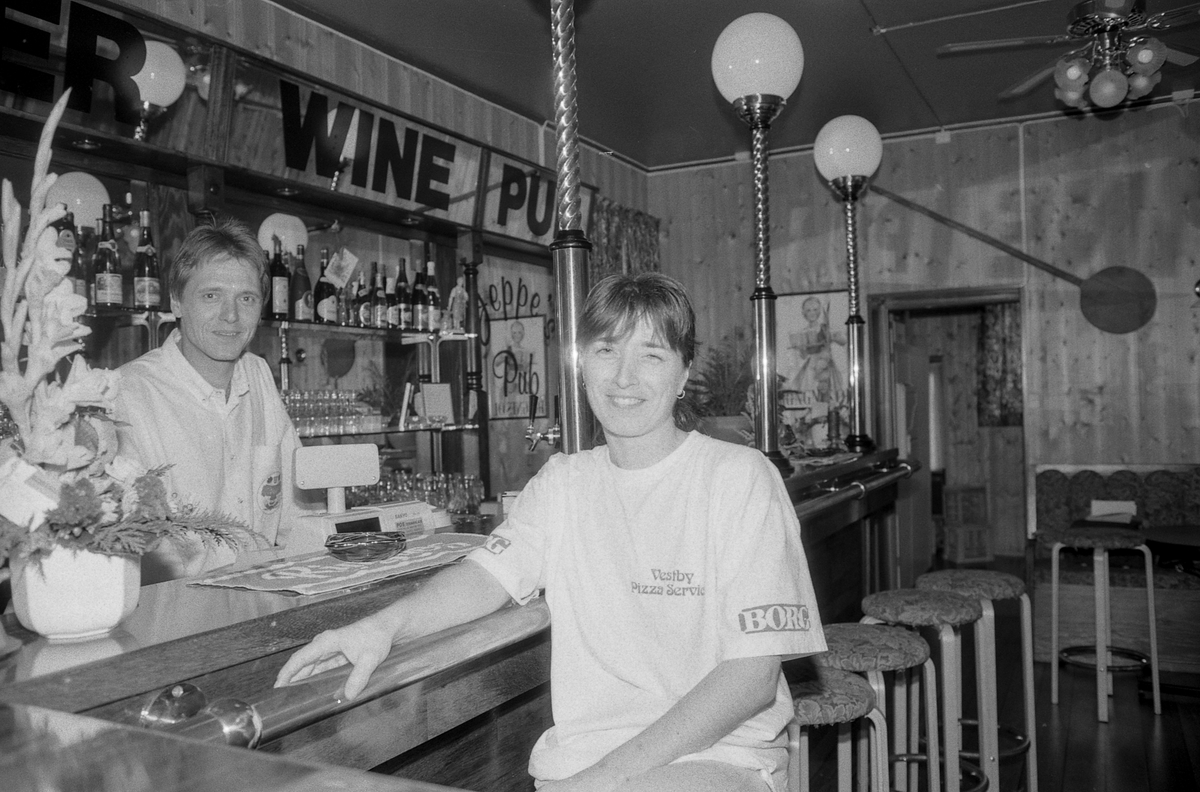 Jeppes Pub og Pizza i Vestby i engelsk stil med barkrakker og trepanel. Hege Ystmark sørger for pizza og pubvert Frank Pedersen for det skummende ølet.