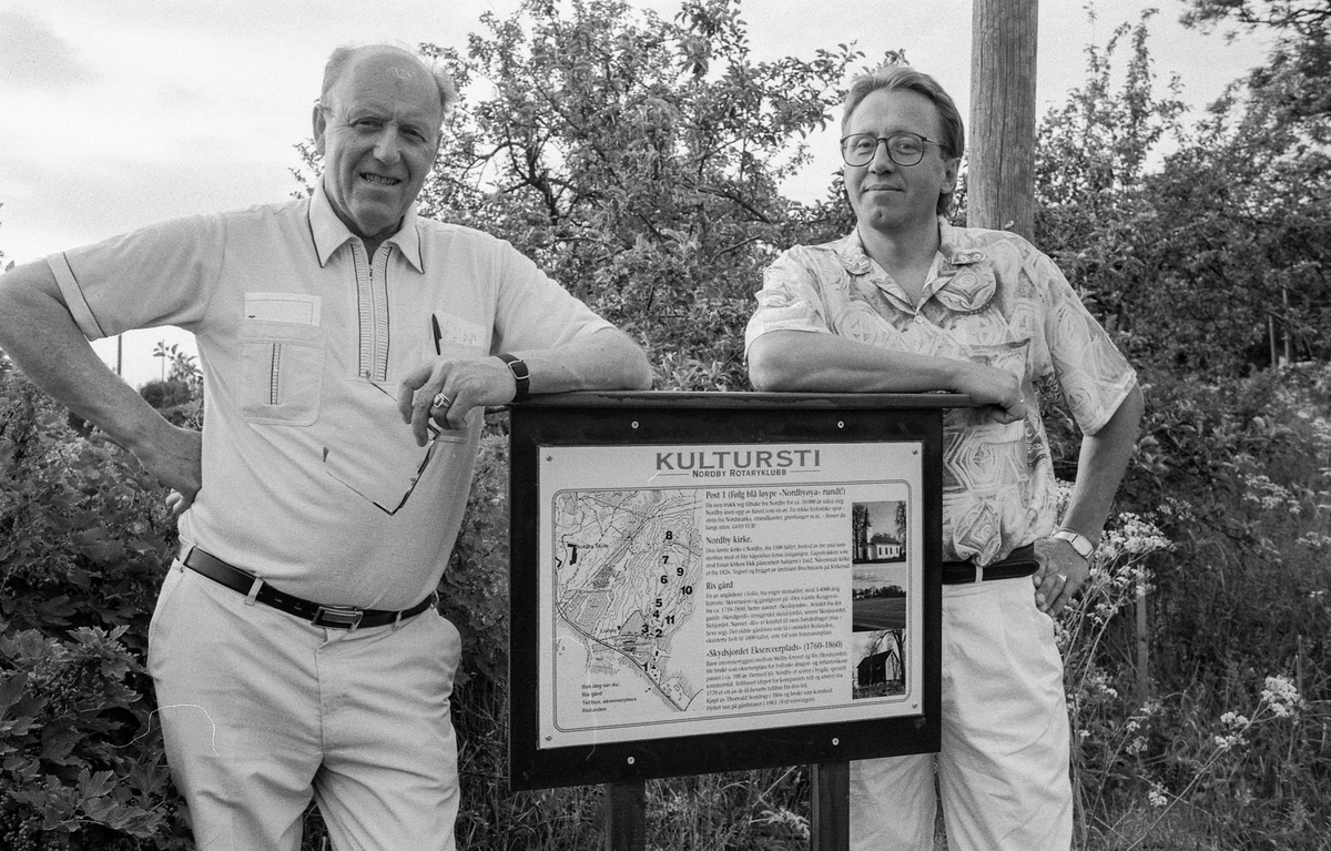 Kultursti åpnet i Nordby. Ordfører Johan Alnes kipper over båndet. Thorbein Gamst (tv) og Thorbjørn Nilsen, begge medlemmer av Nordby Rotary klubb sto bak prosjektet.