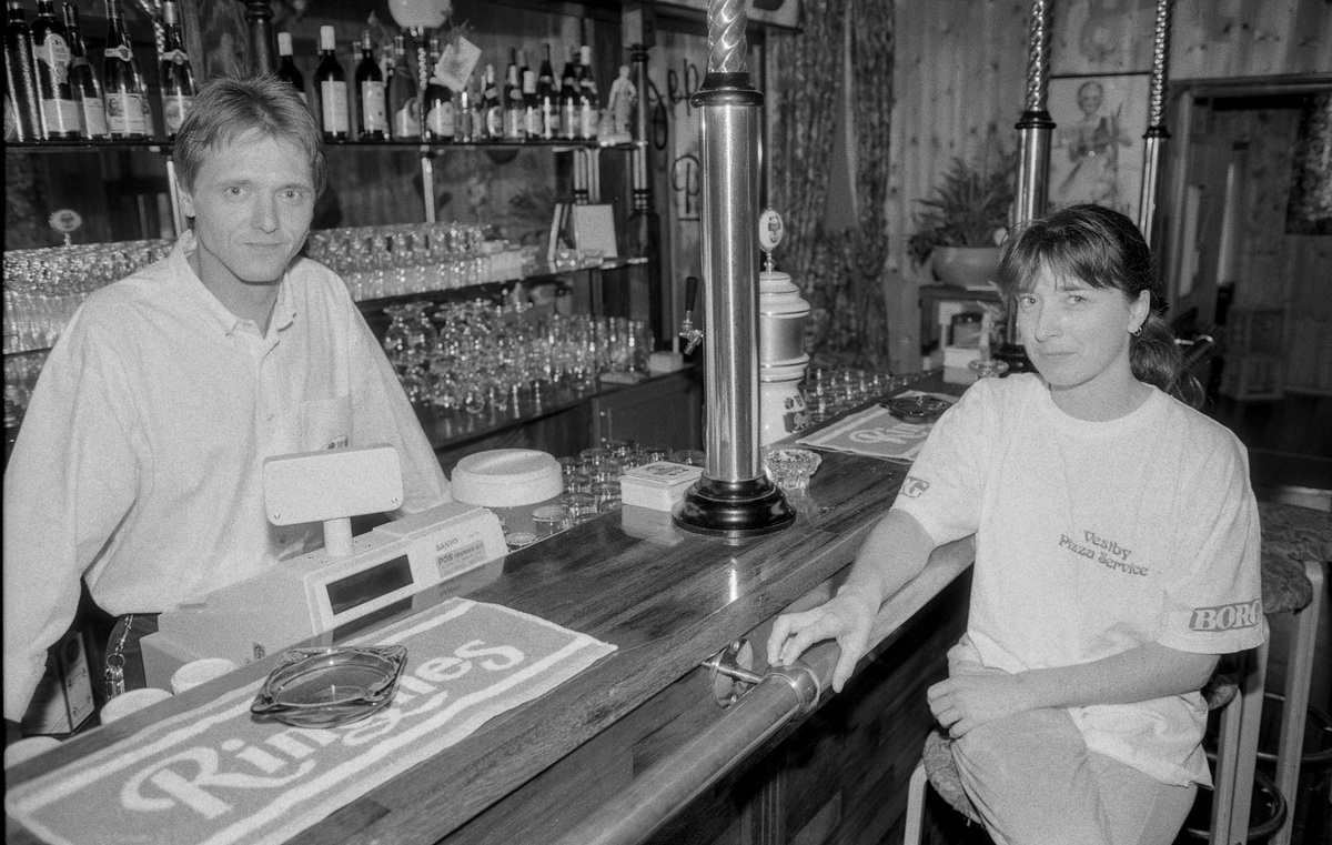 Jeppes Pub og Pizza i Vestby i engelsk stil med barkrakker og trepanel. Hege Ystmark sørger for pizza og pubvert Frank Pedersen for det skummende ølet.