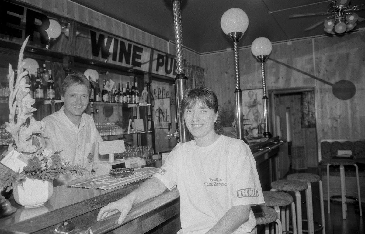 Jeppes Pub og Pizza i Vestby i engelsk stil med barkrakker og trepanel. Hege Ystmark sørger for pizza og pubvert Frank Pedersen for det skummende ølet.
