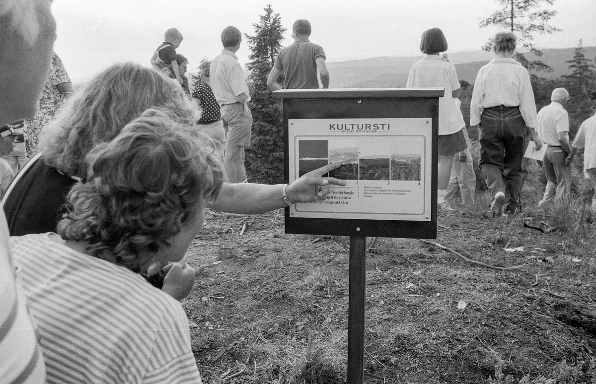 Kultursti åpnet i Nordby. Ordfører Johan Alnes kipper over båndet. Thorbein Gamst (tv) og Thorbjørn Nilsen, begge medlemmer av Nordby Rotary klubb sto bak prosjektet.