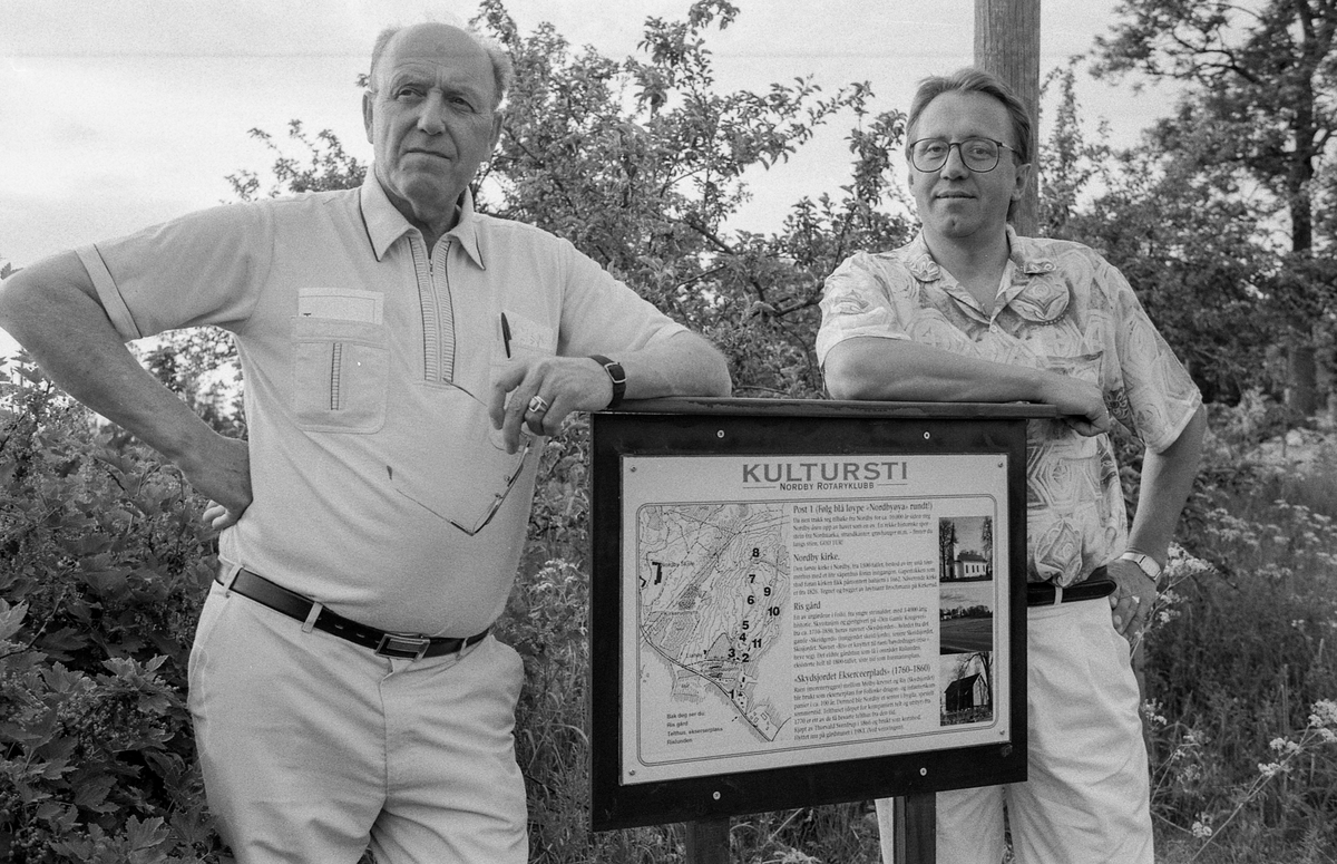 Kultursti åpnet i Nordby. Ordfører Johan Alnes kipper over båndet. Thorbein Gamst (tv) og Thorbjørn Nilsen, begge medlemmer av Nordby Rotary klubb sto bak prosjektet.