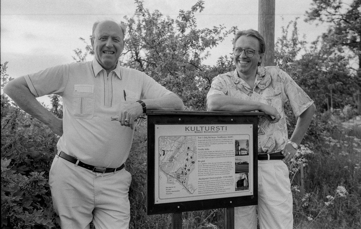 Kultursti åpnet i Nordby. Ordfører Johan Alnes kipper over båndet. Thorbein Gamst (tv) og Thorbjørn Nilsen, begge medlemmer av Nordby Rotary klubb sto bak prosjektet.