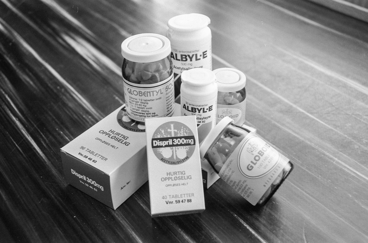 Farmasøyt og apoteker Mathis Gundersveen ved Ski apotek. Hyller med medisiner.