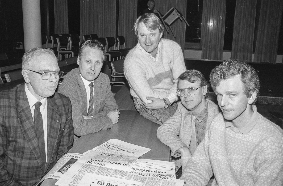 Legevaktordningen i Oppegård opp til debatt. Menn rundt et bord med avisoppslag liggende på bordet. Fra venstre: Bjørn Kristiansen, Arne Sørlie, Tor Erik Granum, kommunelege Rolf Holth og lege Morten Nyrud.