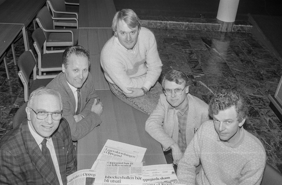 Legevaktordningen i Oppegård opp til debatt. Menn rundt et bord med avisoppslag liggende på bordet. Fra venstre: Bjørn Kristiansen, Arne Sørlie, Tor Erik Granum, kommunelege Rolf Holth og lege Morten Nyrud.