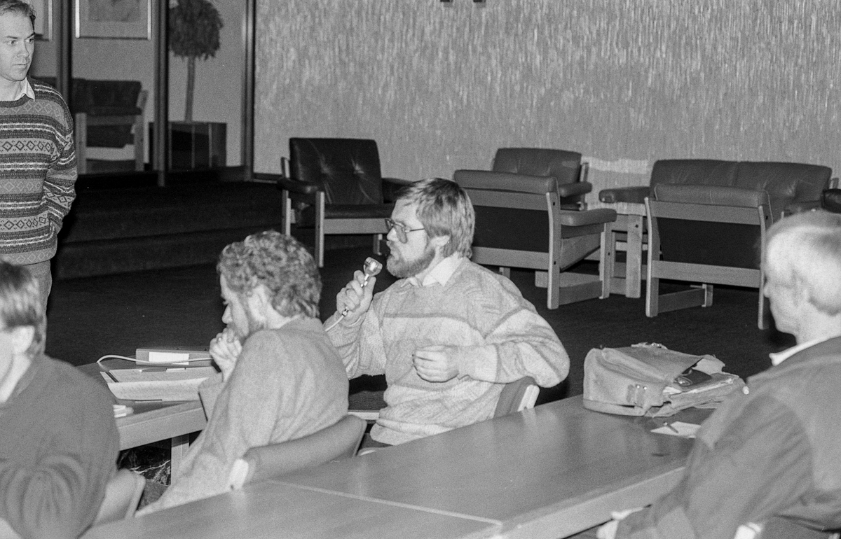 Legevaktordningen i Oppegård opp til debatt. Menn rundt et bord med avisoppslag liggende på bordet. Fra venstre: Bjørn Kristiansen, Arne Sørlie, Tor Erik Granum, kommunelege Rolf Holth og lege Morten Nyrud.