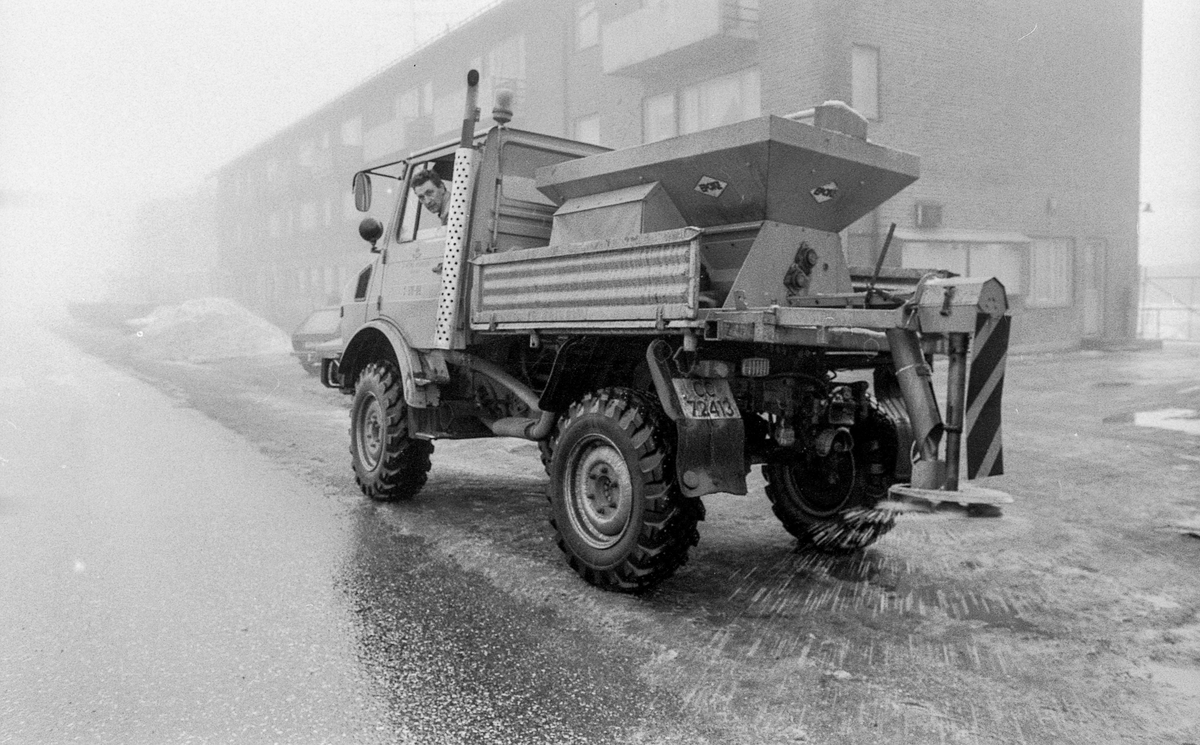 Strøbil på sølete, isete vei i Jernbaneveien i Ski.