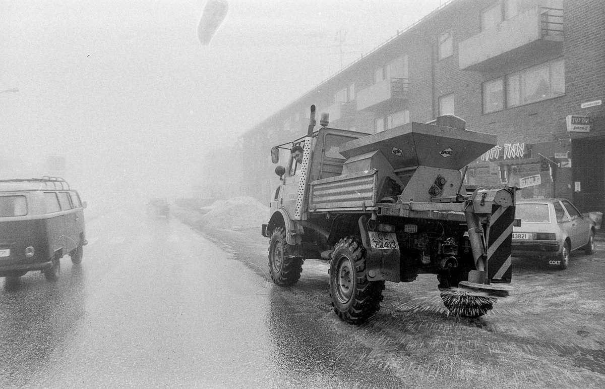 Strøbil på sølete, isete vei i Jernbaneveien i Ski.
