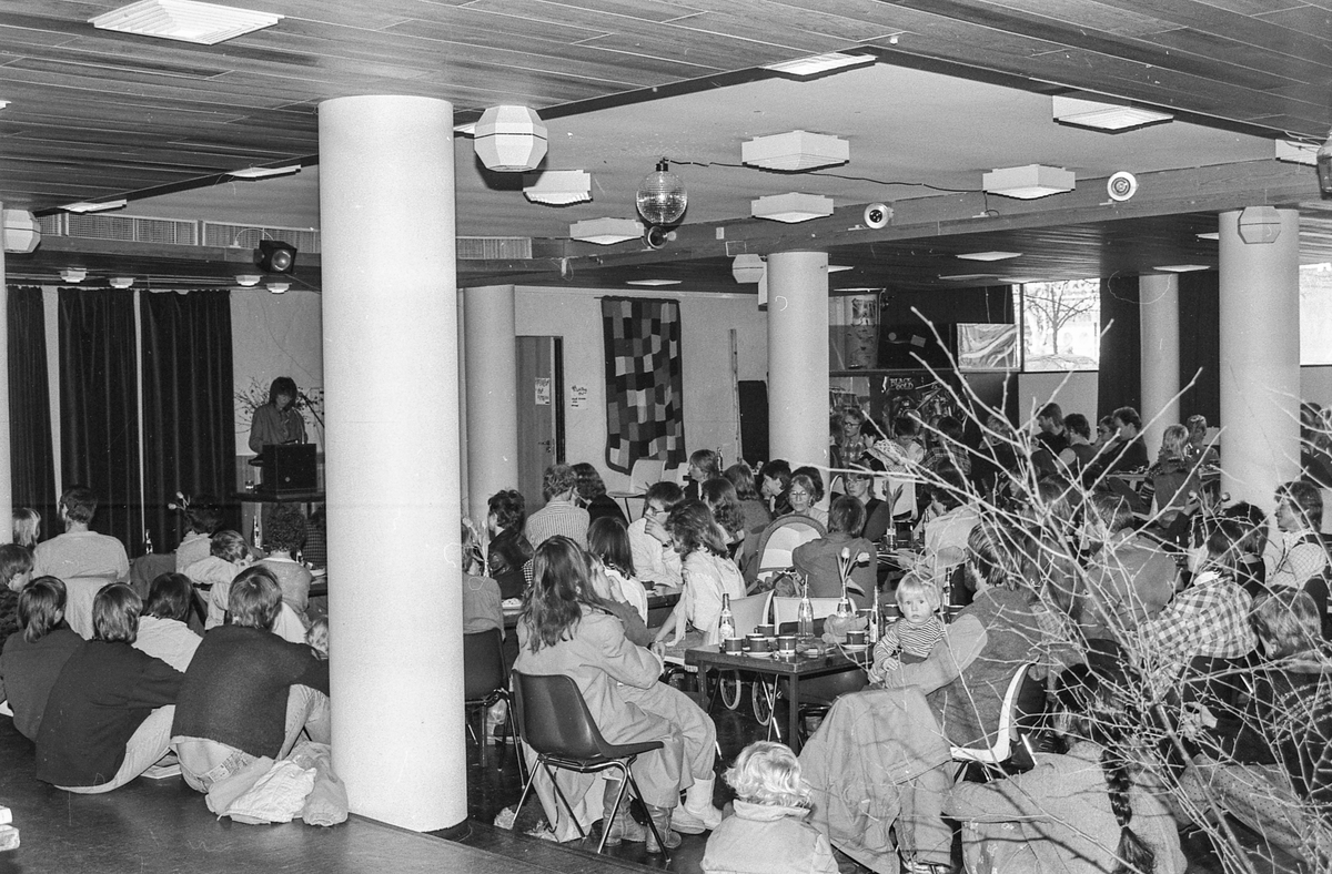 8. mars i Follo, demonstrasjonstog i Ås med bannere og slagord. Møter og taler.
Fotograf: ØB Grønlund