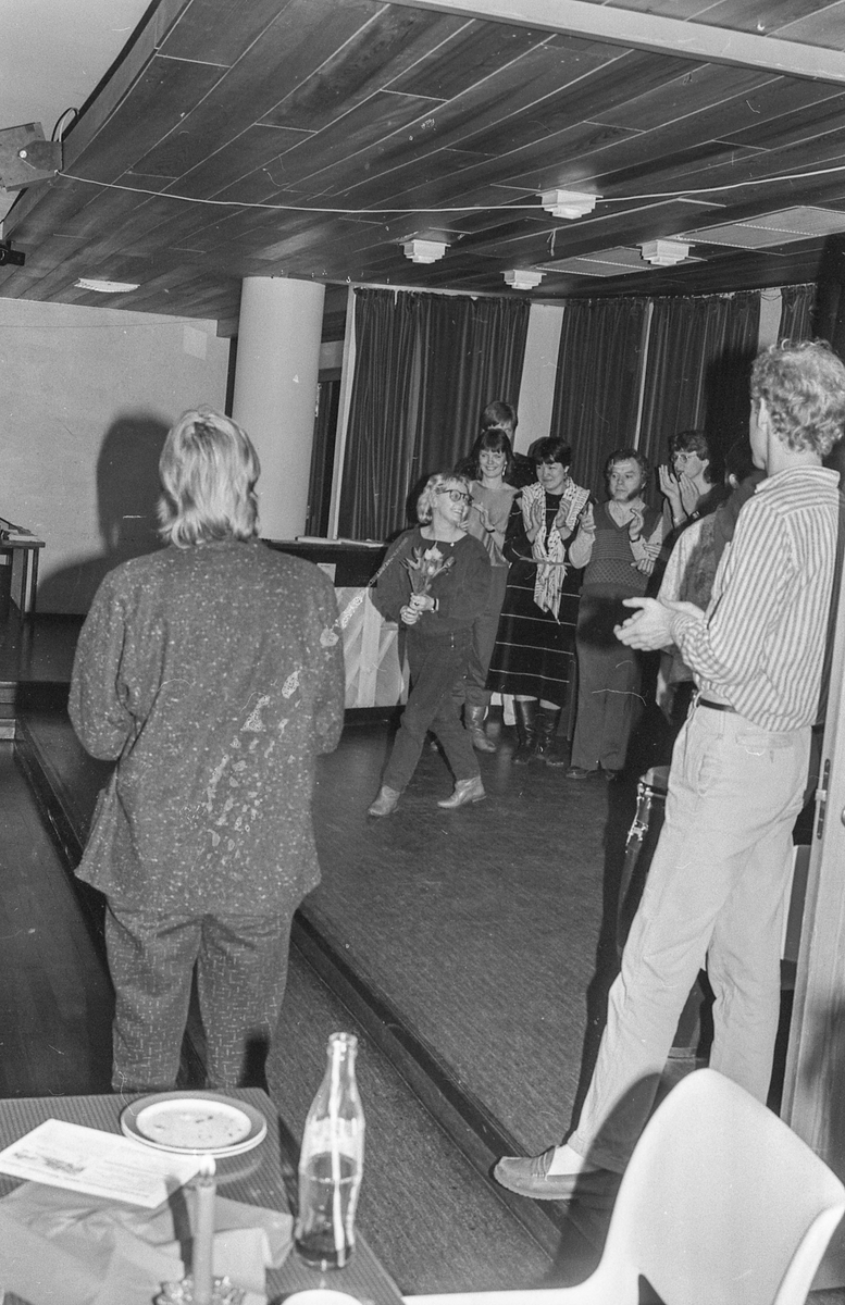 8. mars i Follo, demonstrasjonstog i Ås med bannere og slagord. Møter og taler.
Fotograf: ØB Grønlund