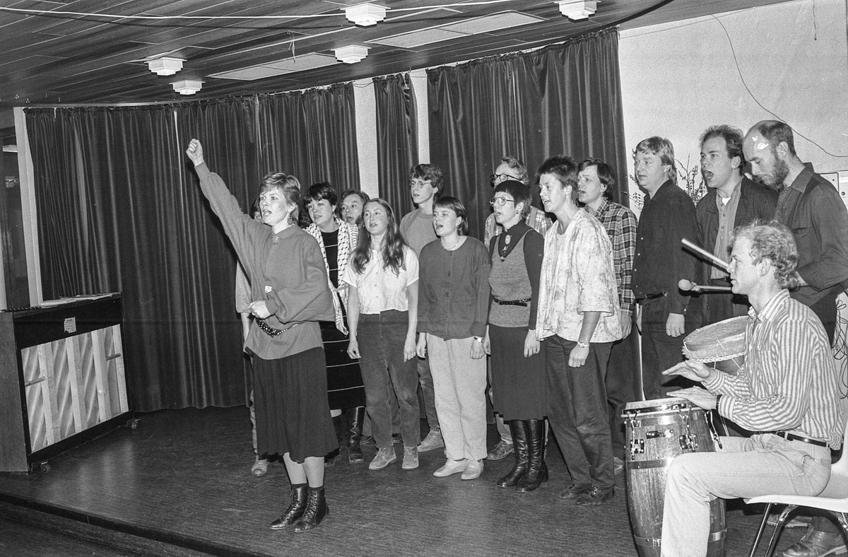 8. mars i Follo, demonstrasjonstog i Ås med bannere og slagord. Møter og taler.
Fotograf: ØB Grønlund