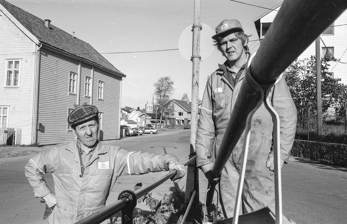 Autovernet i Jørnsebakken erstattes av jernrekkverk  da Drøbak er verneverdig område. Leif Slettevold og Rolf Olaussen i Akershus veivesen.