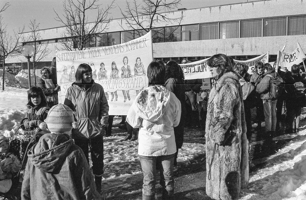8. mars i Follo, demonstrasjonstog i Ås med bannere og slagord. Møter og taler.
Fotograf: ØB Grønlund