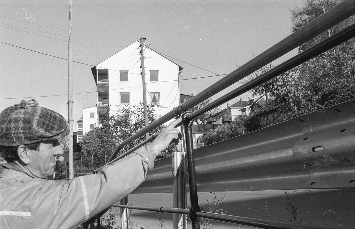 Autovernet i Jørnsebakken erstattes av jernrekkverk  da Drøbak er verneverdig område. Leif Slettevold og Rolf Olaussen i Akershus veivesen.