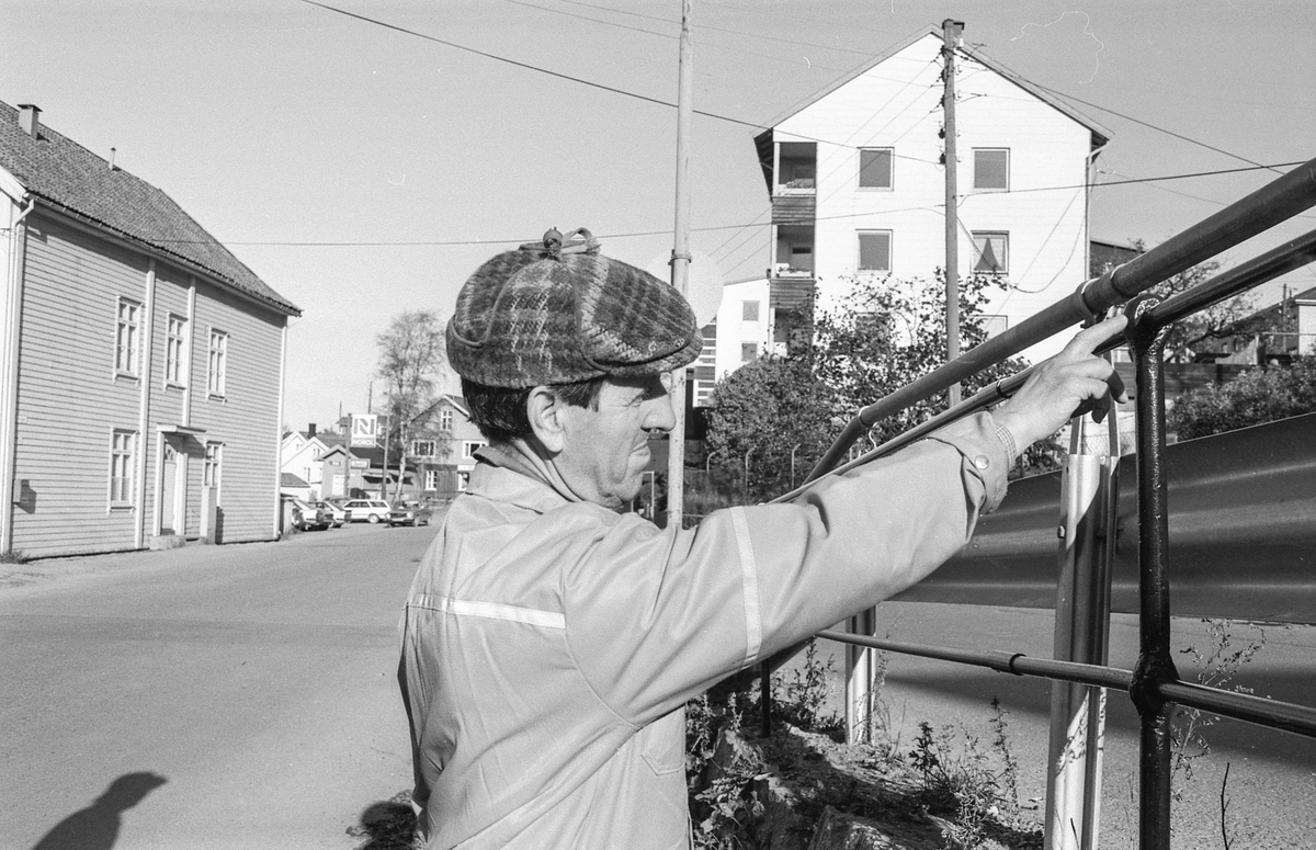 Autovernet i Jørnsebakken erstattes av jernrekkverk  da Drøbak er verneverdig område. Leif Slettevold og Rolf Olaussen i Akershus veivesen.