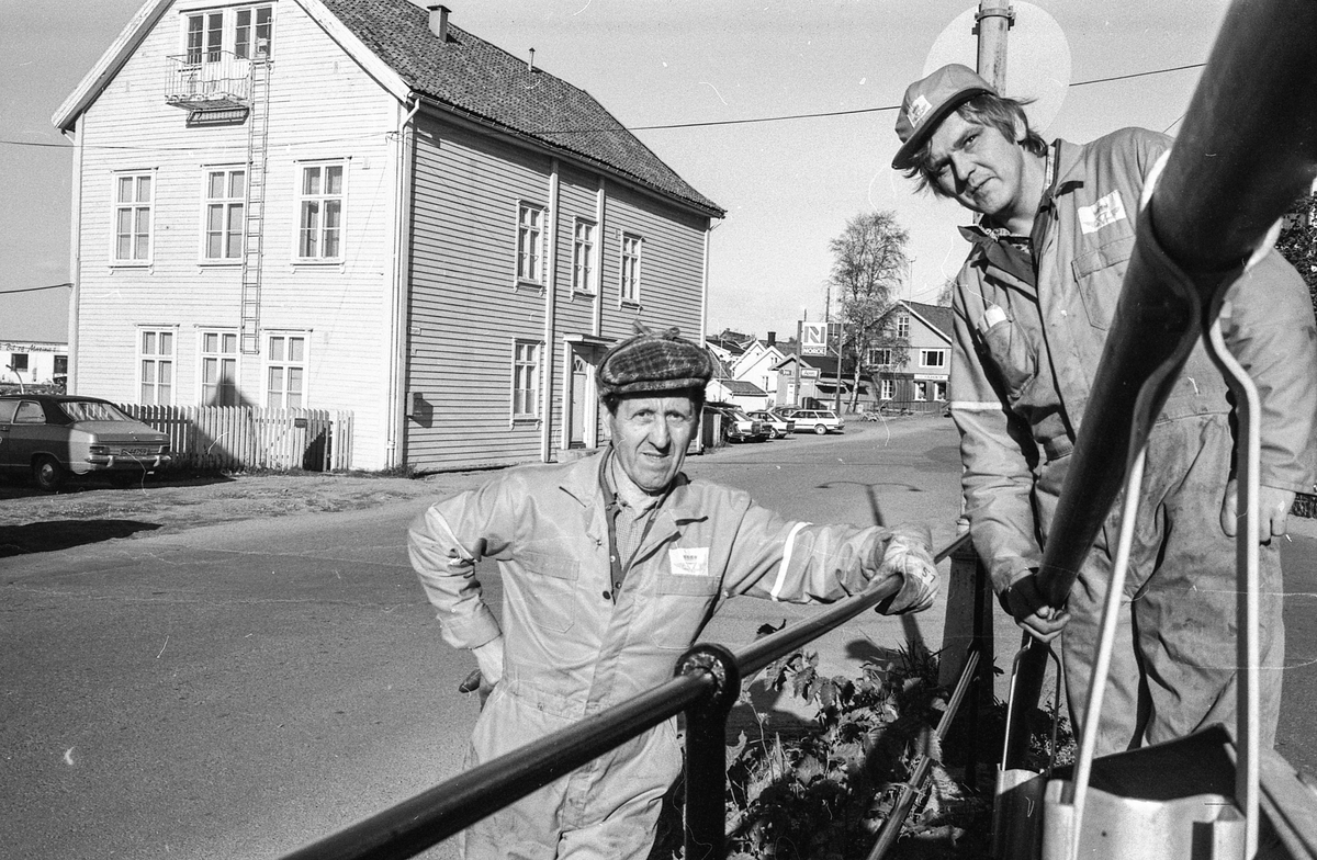 Autovernet i Jørnsebakken erstattes av jernrekkverk  da Drøbak er verneverdig område. Leif Slettevold og Rolf Olaussen i Akershus veivesen.