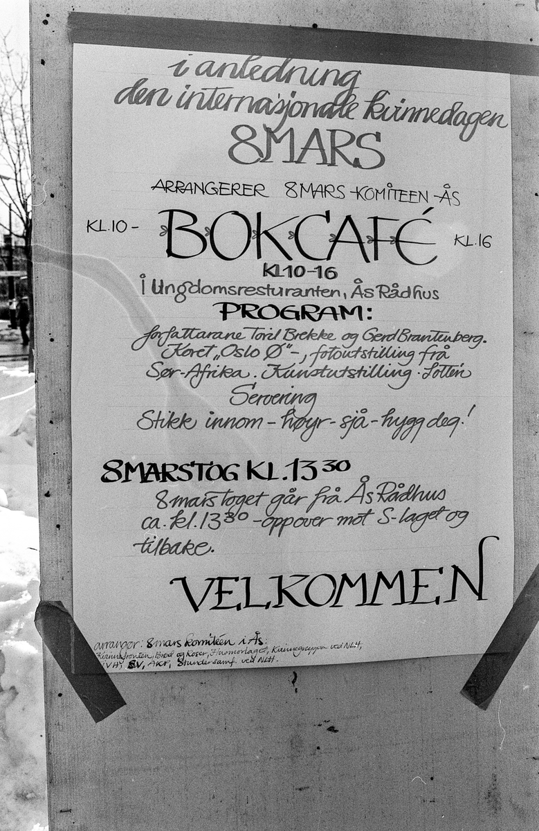 8. mars i Follo, demonstrasjonstog i Ås med bannere og slagord. Møter og taler.
Fotograf: ØB Grønlund