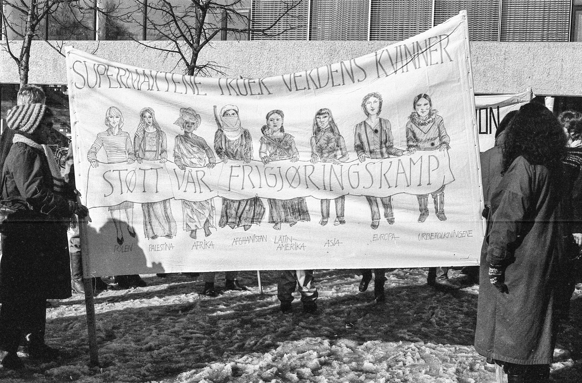 8. mars i Follo, demonstrasjonstog i Ås med bannere og slagord. Møter og taler.
Fotograf: ØB Grønlund