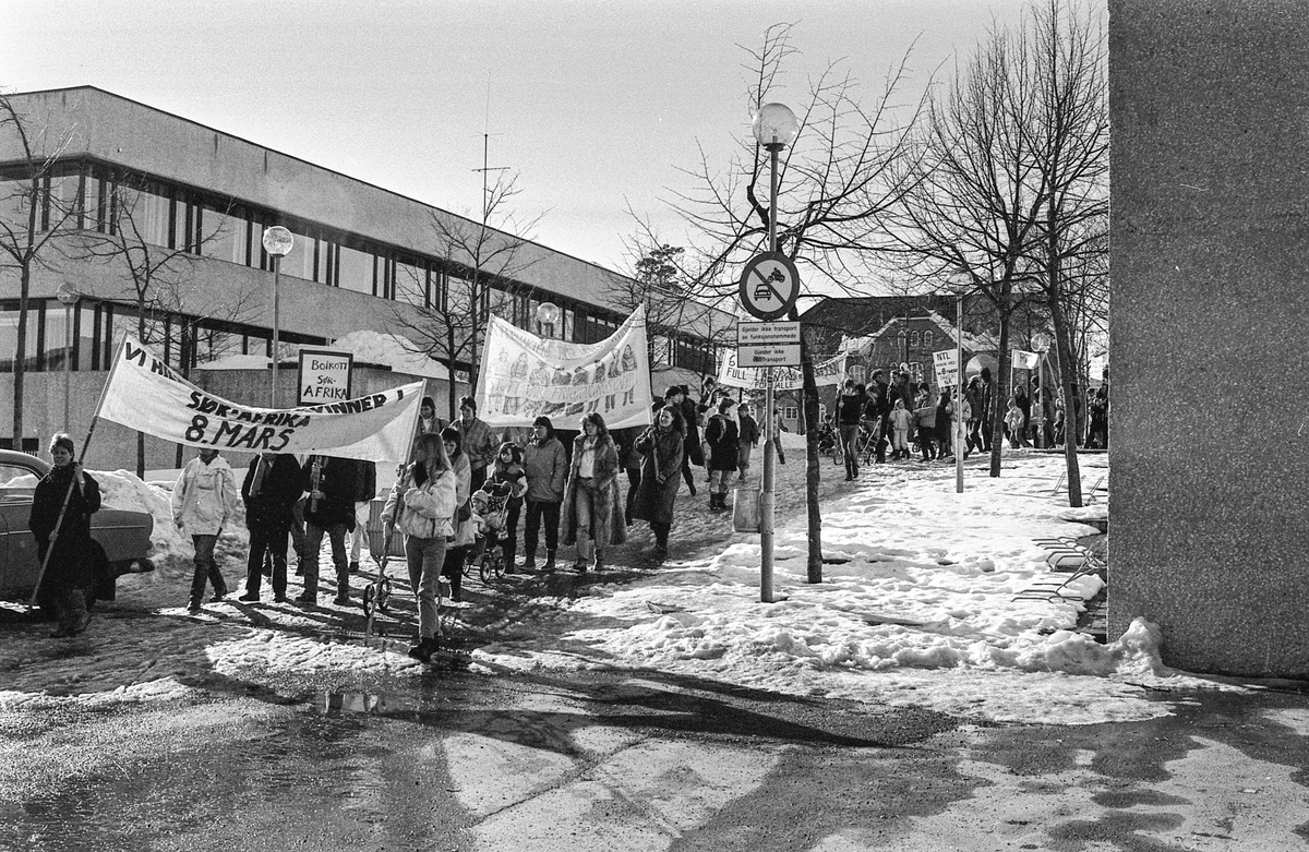 8. mars i Follo, demonstrasjonstog i Ås med bannere og slagord. Møter og taler.
Fotograf: ØB Grønlund