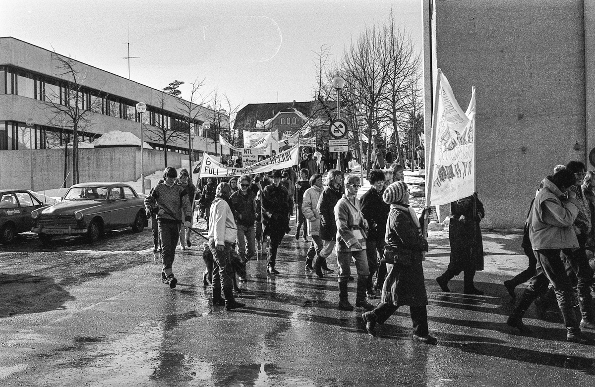 8. mars i Follo, demonstrasjonstog i Ås med bannere og slagord. Møter og taler.
Fotograf: ØB Grønlund