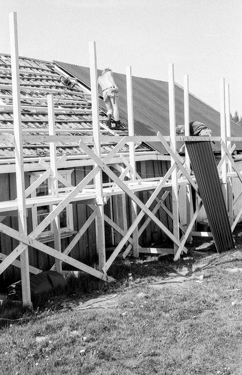Verneverdig bryggerhus fra Skjellerud Gård i Frogn flyttes til Follo Museum. Gammel trebygning med stilasje og reparasjon av taket.