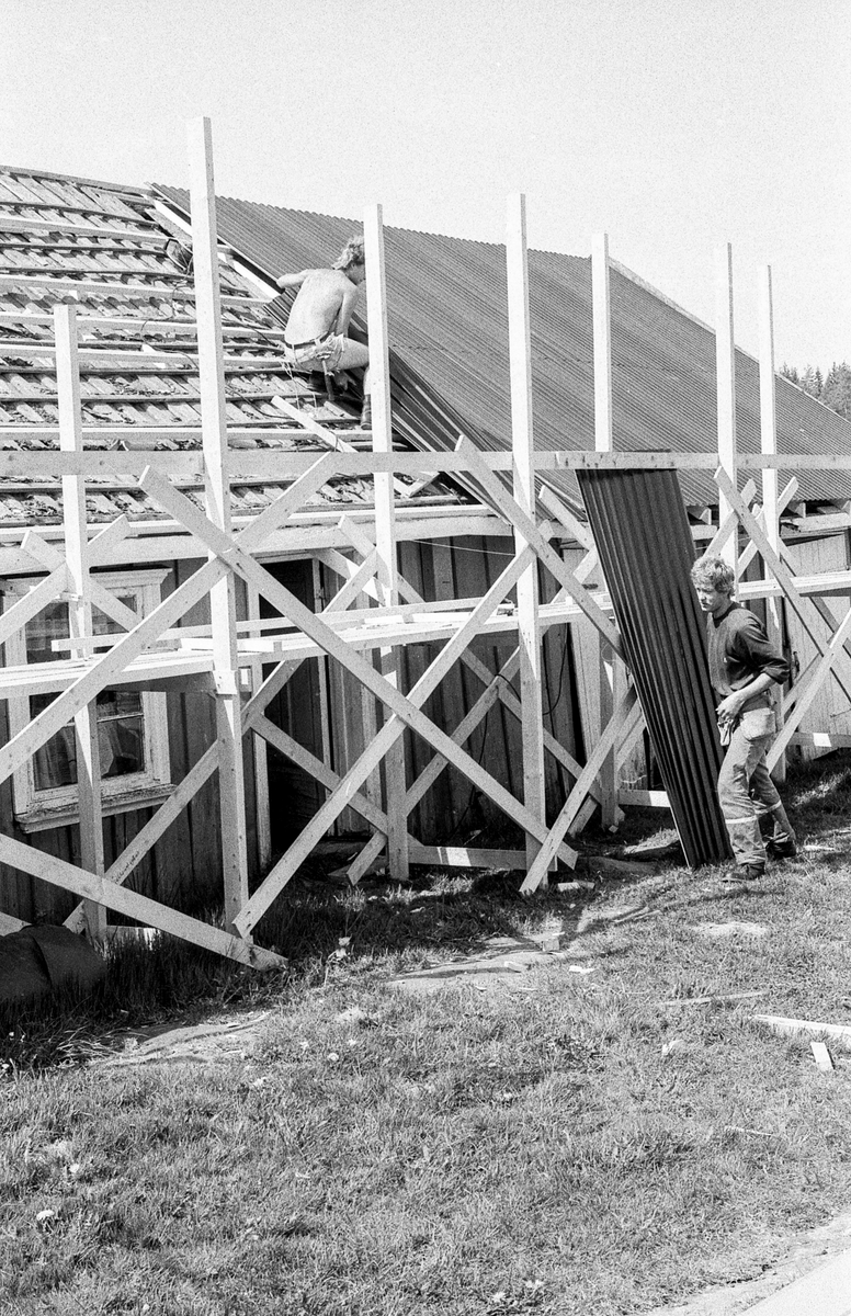 Verneverdig bryggerhus fra Skjellerud Gård i Frogn flyttes til Follo Museum. Gammel trebygning med stilasje og reparasjon av taket.