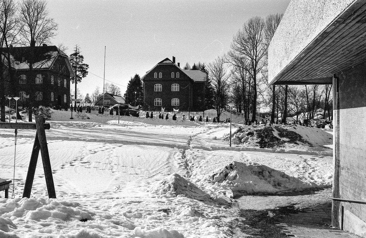 8. mars i Follo, demonstrasjonstog i Ås med bannere og slagord. Møter og taler.
Fotograf: ØB Grønlund