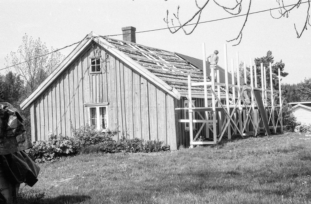 Verneverdig bryggerhus fra Skjellerud Gård i Frogn flyttes til Follo Museum. Gammel trebygning med stilasje og reparasjon av taket.