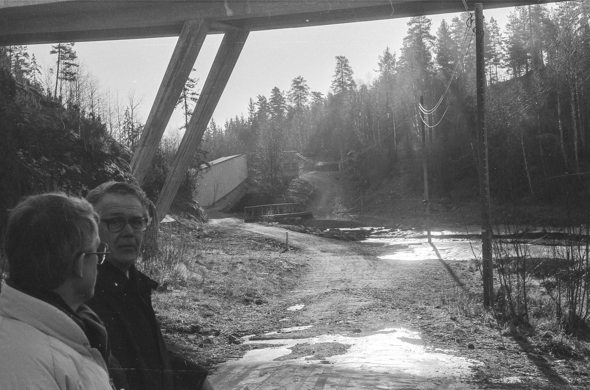Kongeveien i Ås gjennom Nordby fra Landbrukshøyskolen, Ås kirke og Riisallene til Nordby. Under dalsbroen. Husmannsplassen Egge, like sør for Melby. Vidar Aasheim tv. og Erik Aas jr. i mørk vinterfrakk.
