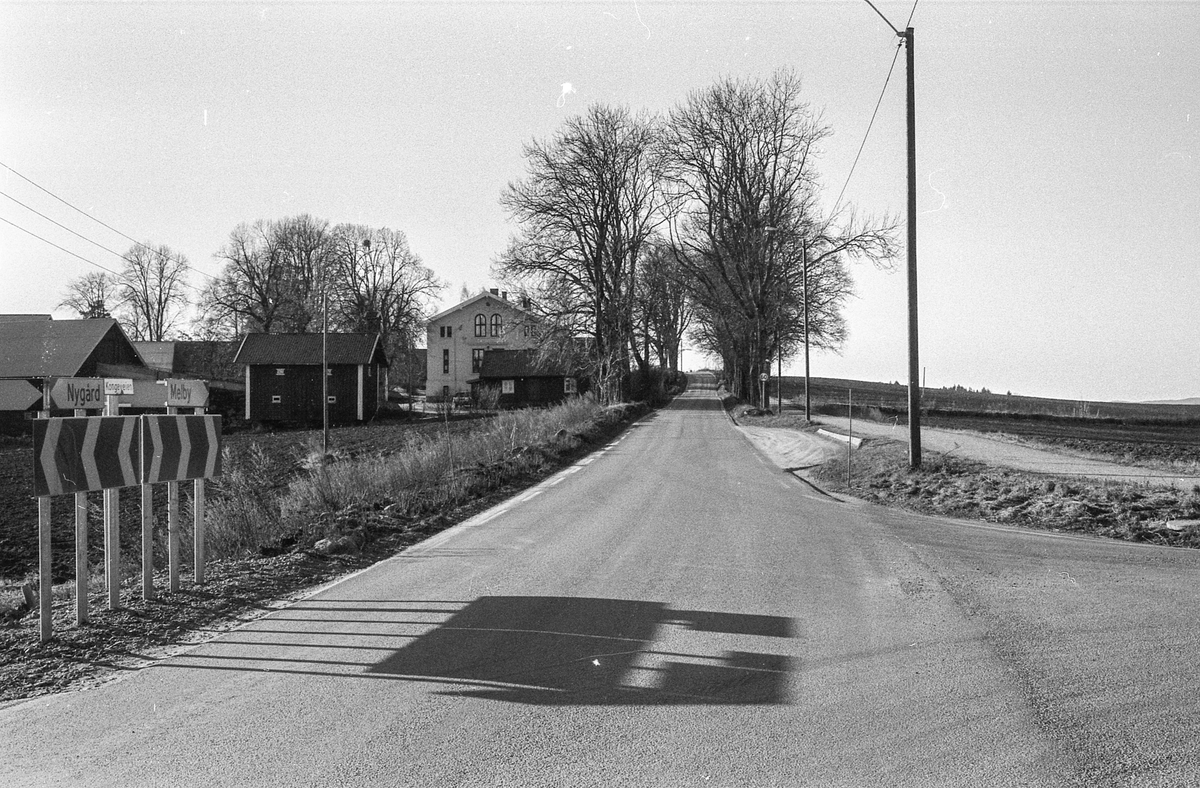 Kongeveien i Ås gjennom Nordby fra Landbrukshøyskolen, Ås kirke og Riisallene til Nordby. Under dalsbroen. Husmannsplassen Egge, like sør for Melby. Vidar Aasheim tv. og Erik Aas jr. i mørk vinterfrakk.