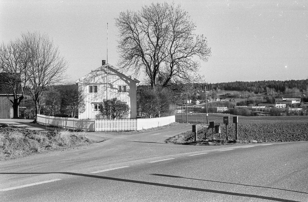 Kongeveien i Ås gjennom Nordby fra Landbrukshøyskolen, Ås kirke og Riisallene til Nordby. Under dalsbroen. Husmannsplassen Egge, like sør for Melby. Vidar Aasheim tv. og Erik Aas jr. i mørk vinterfrakk.