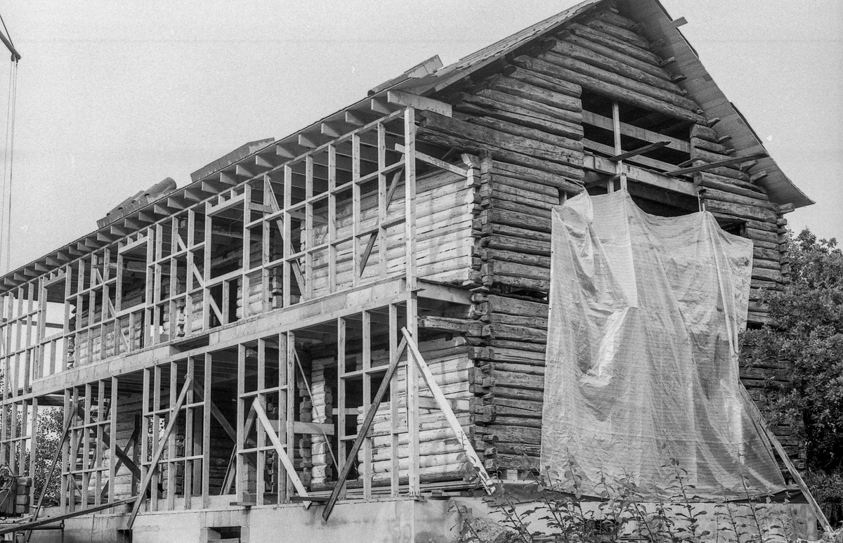 Heer gård, tømmerbygning, gjenreises ved Heer-dammen, nord for stedet den var.
Fotograf: ØB Gjærum