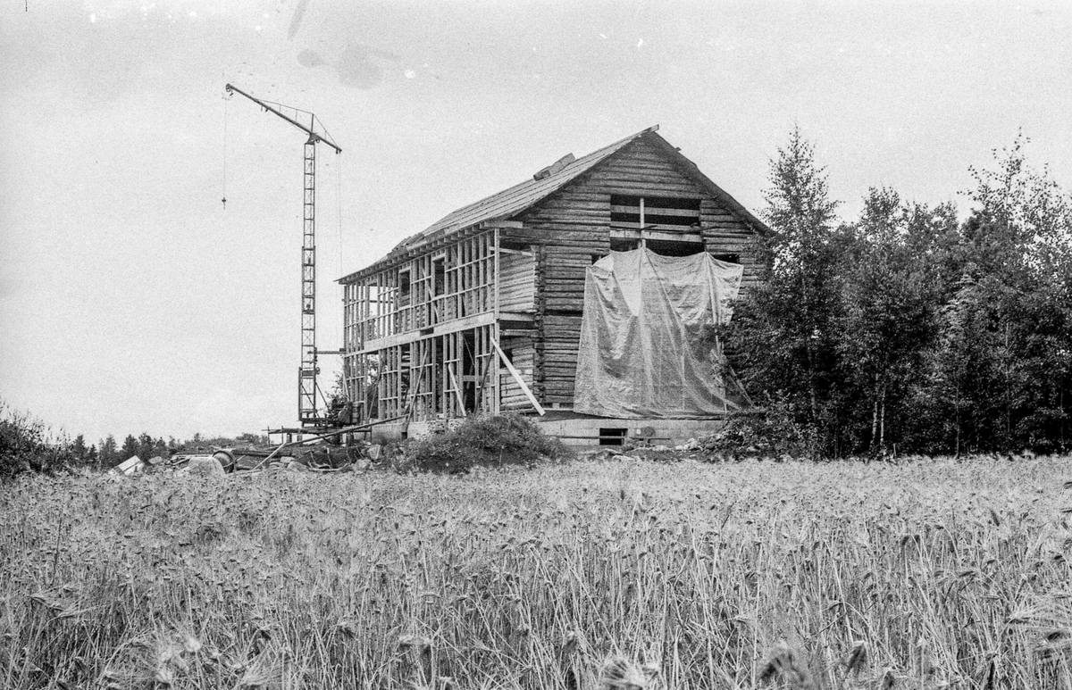 Heer gård, tømmerbygning, gjenreises ved Heer-dammen, nord for stedet den var.
Fotograf: ØB Gjærum