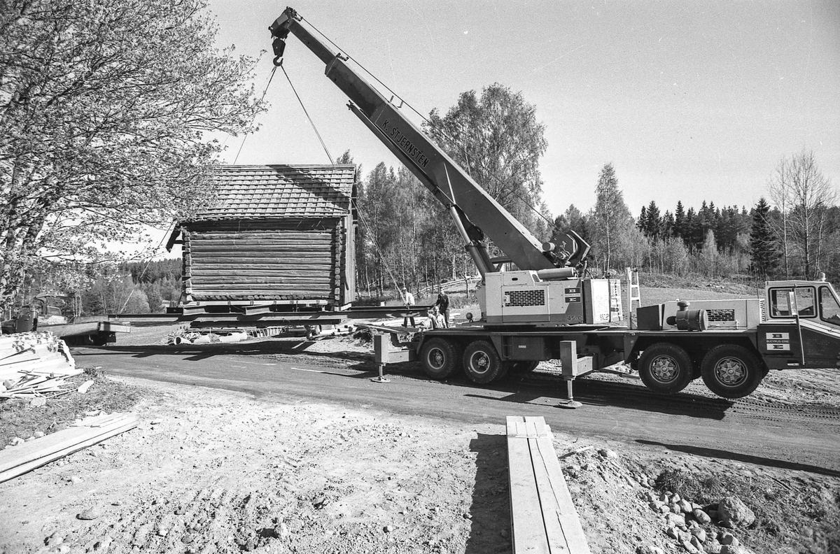 Stabburet på Bjørnebråten gård i Ski flyttes med kranbil og bevares.